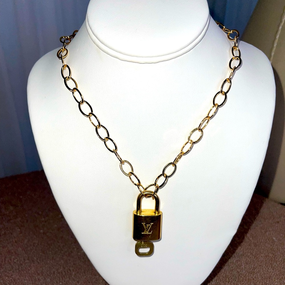AUTHENTIC LOUIS VUITTON Made in France Gold Key & Lock 18" Necklace #303